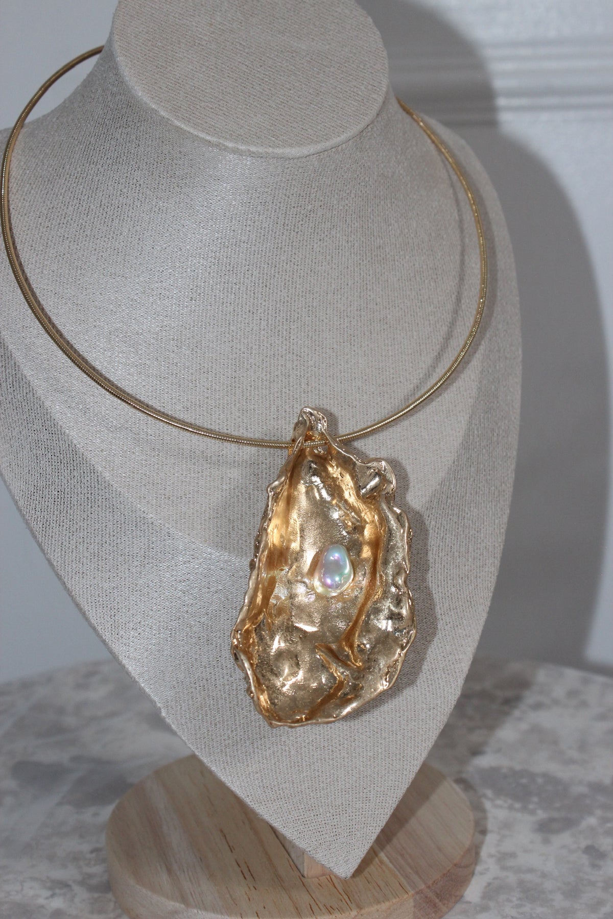 Gold Hammered Luxe Oyster Charm Choker - Reversible