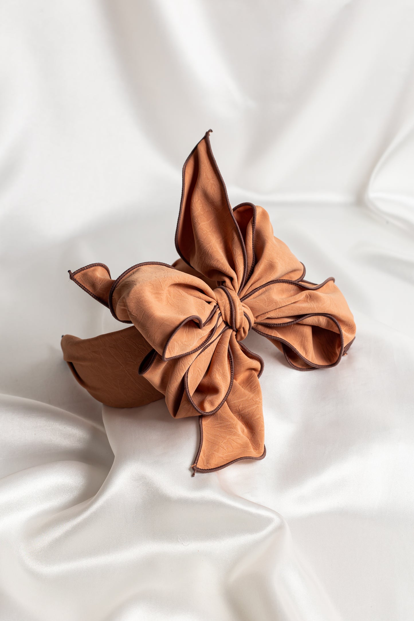 Beau Wired Bow Headband In Peach