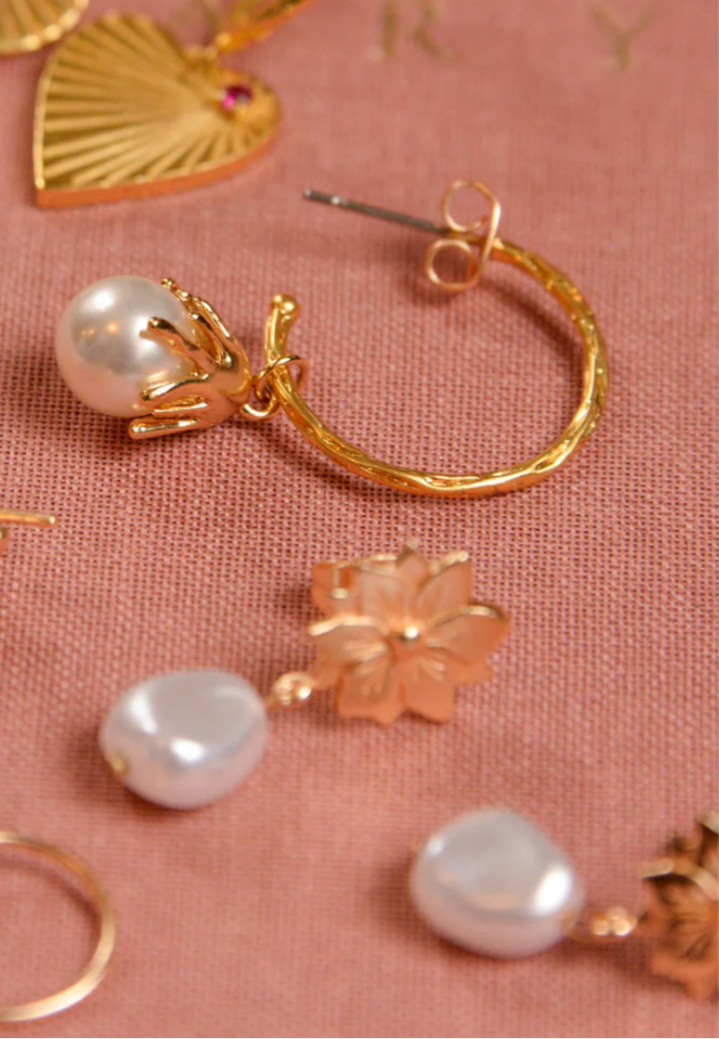 GOLD AND PEARL DROP HOOP