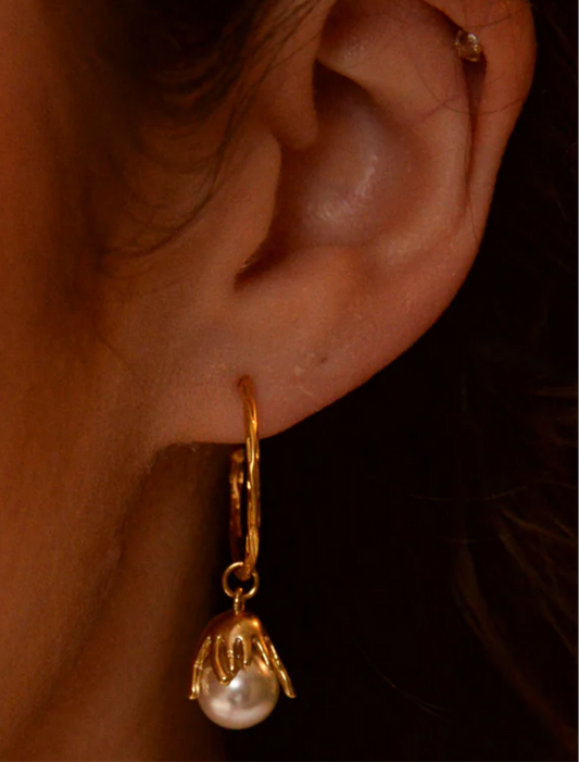 GOLD AND PEARL DROP HOOP