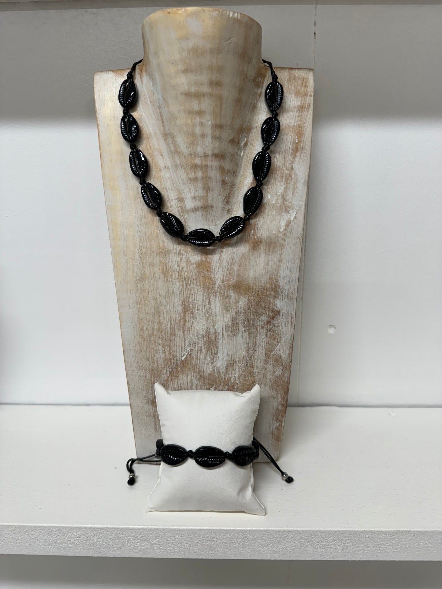 Shell Choker & Bracelet Set In Black