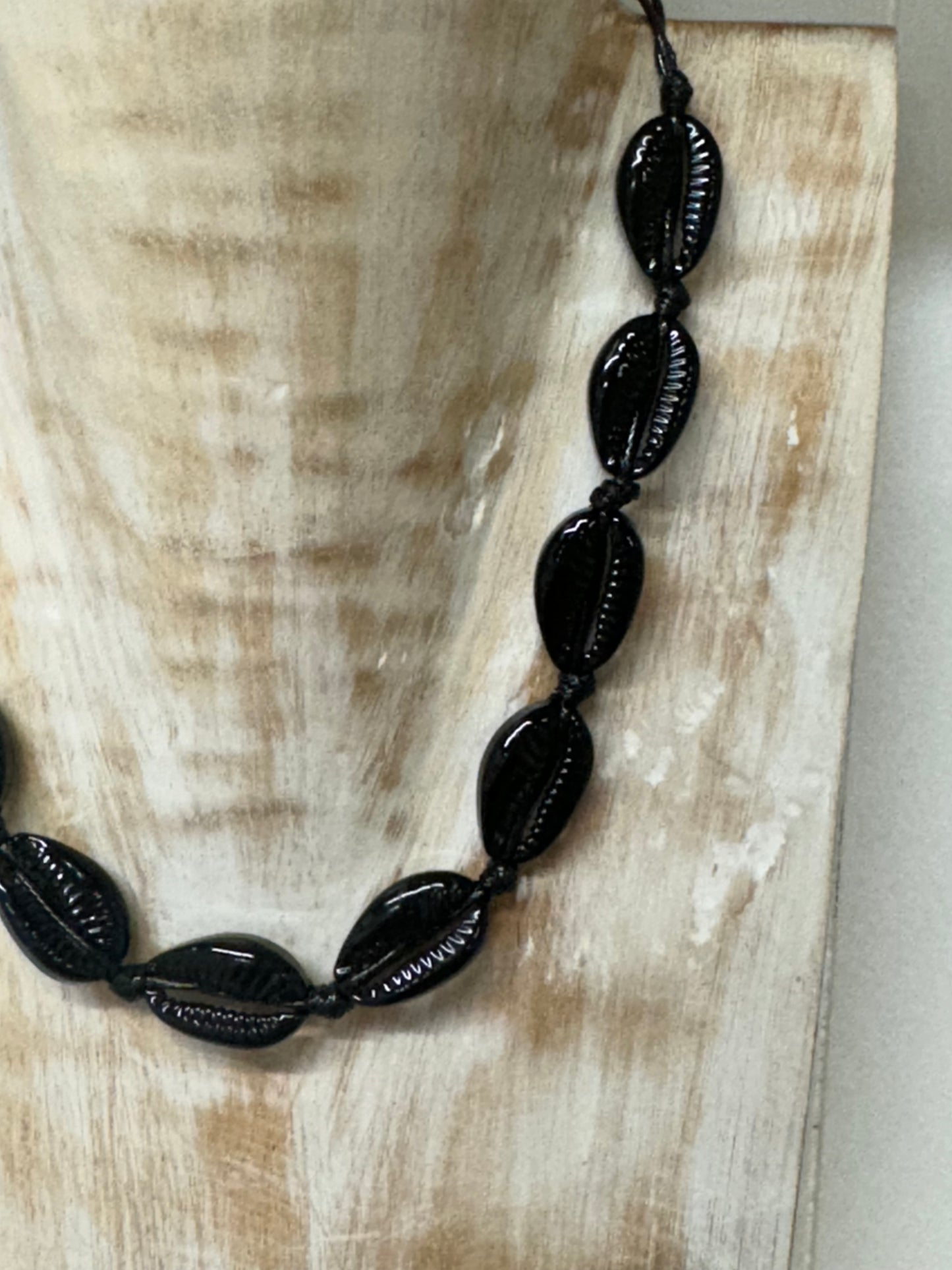 Shell Choker & Bracelet Set In Black