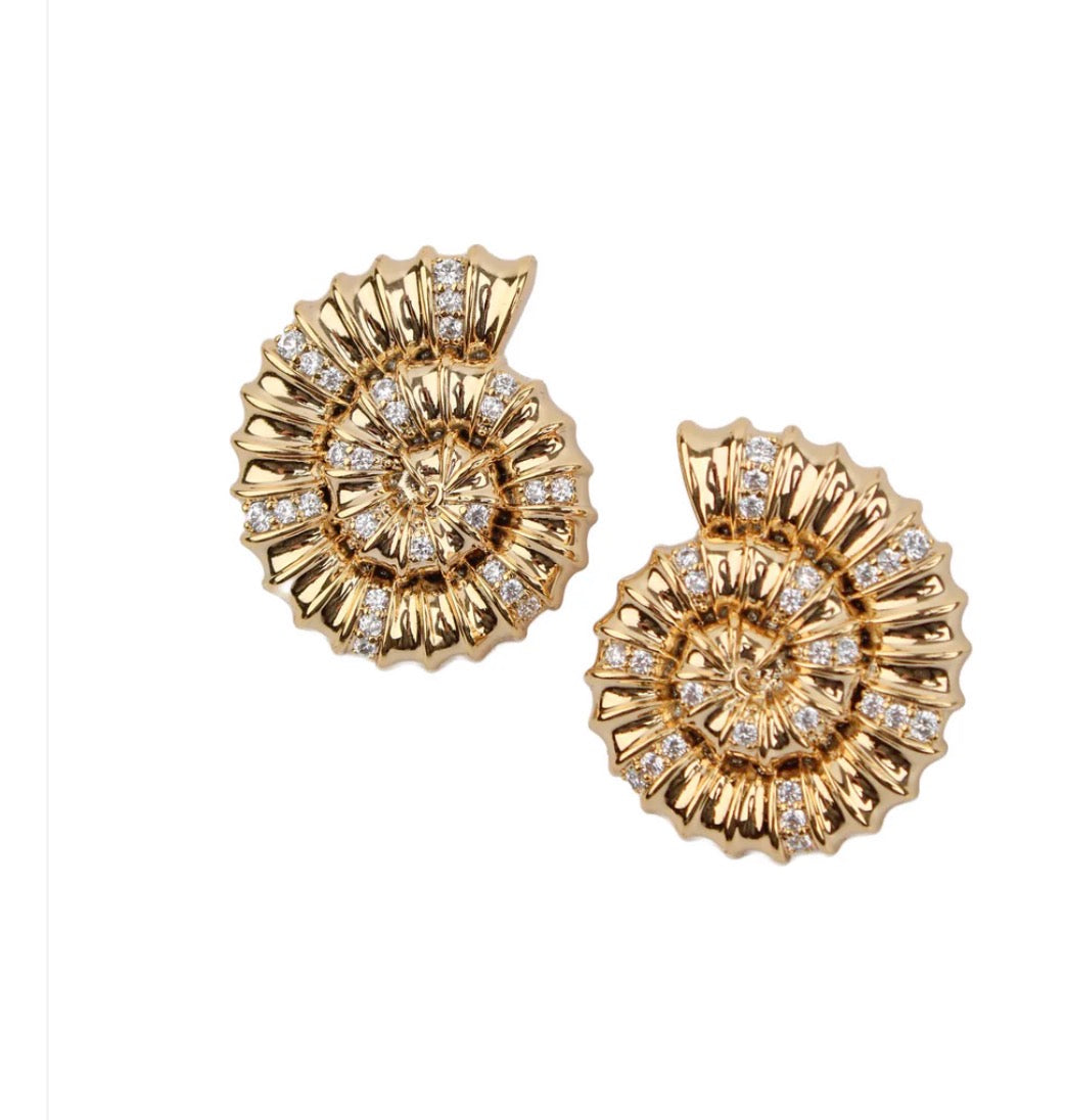 ROUND SHELL CRYSTAL & GOLD STATEMENT STUDS