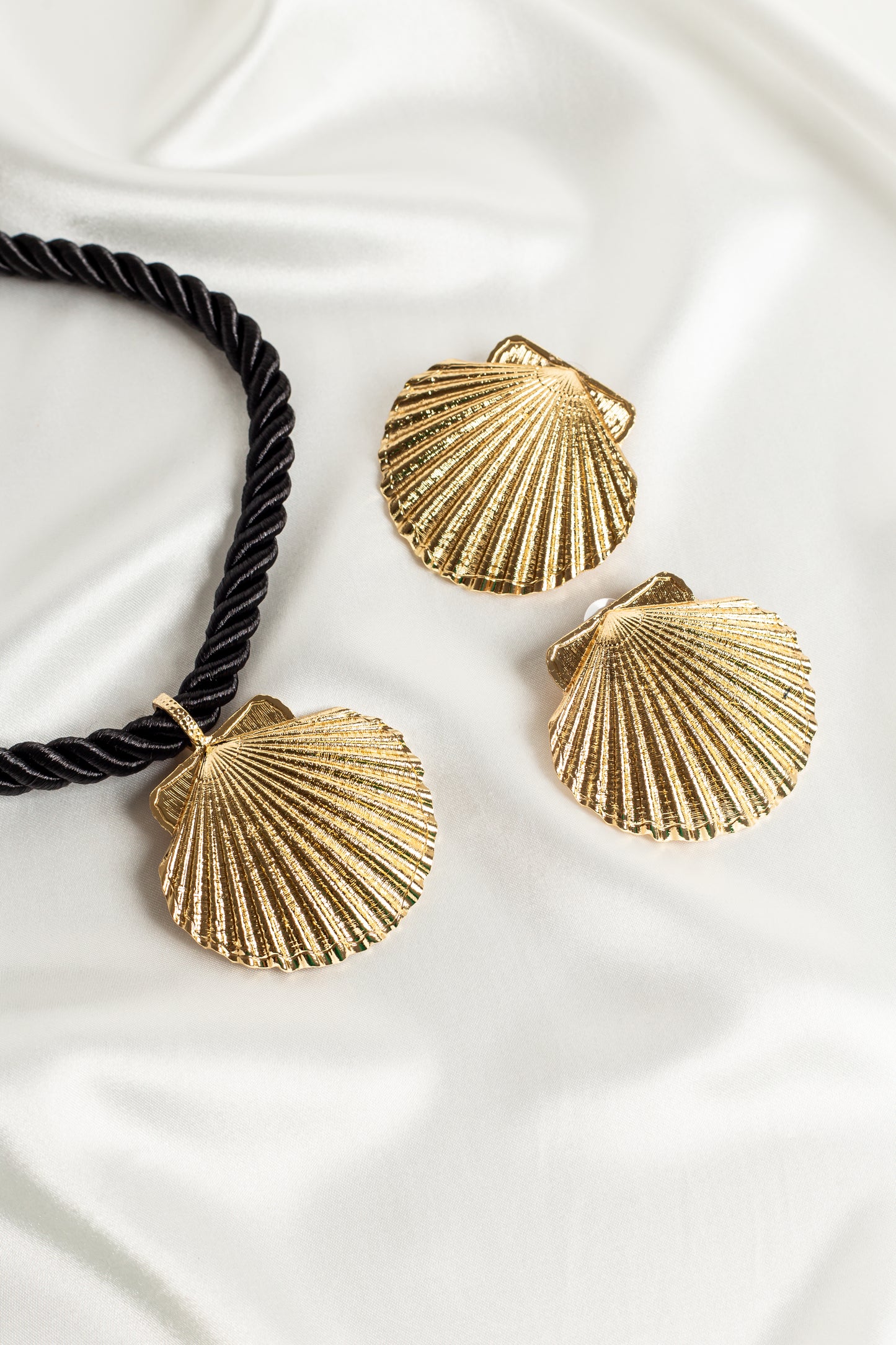 Fanned Shell Rope Choker Sets In 3 Colours