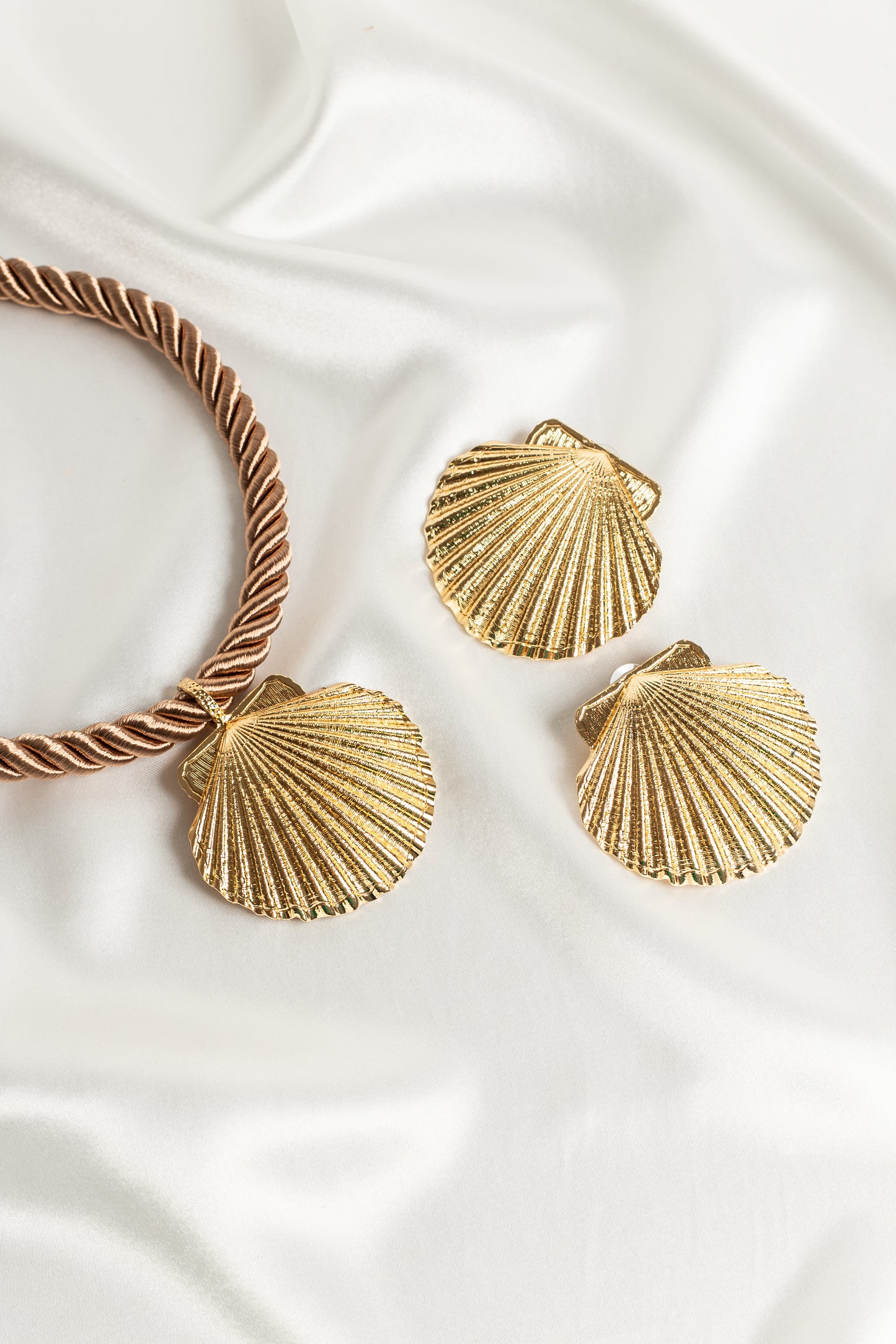 Fanned Shell Rope Choker Sets In 3 Colours