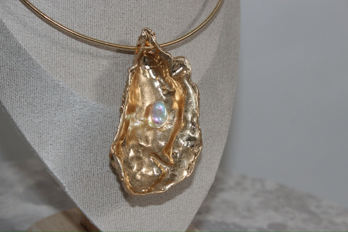 Gold Hammered Luxe Oyster Charm Choker - Reversible